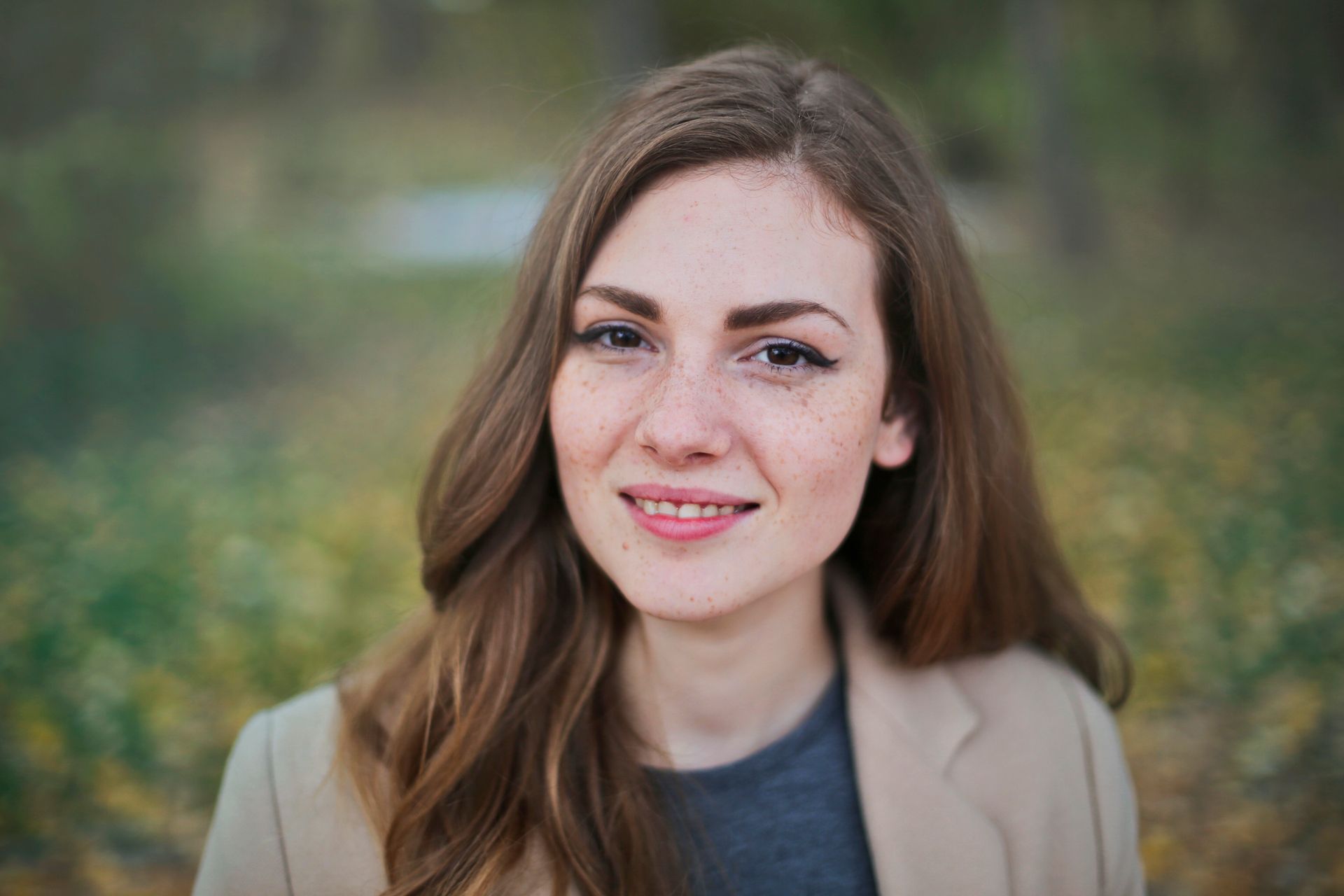 Mulher jovem com olhar sereno e reflexivo ao ar livre